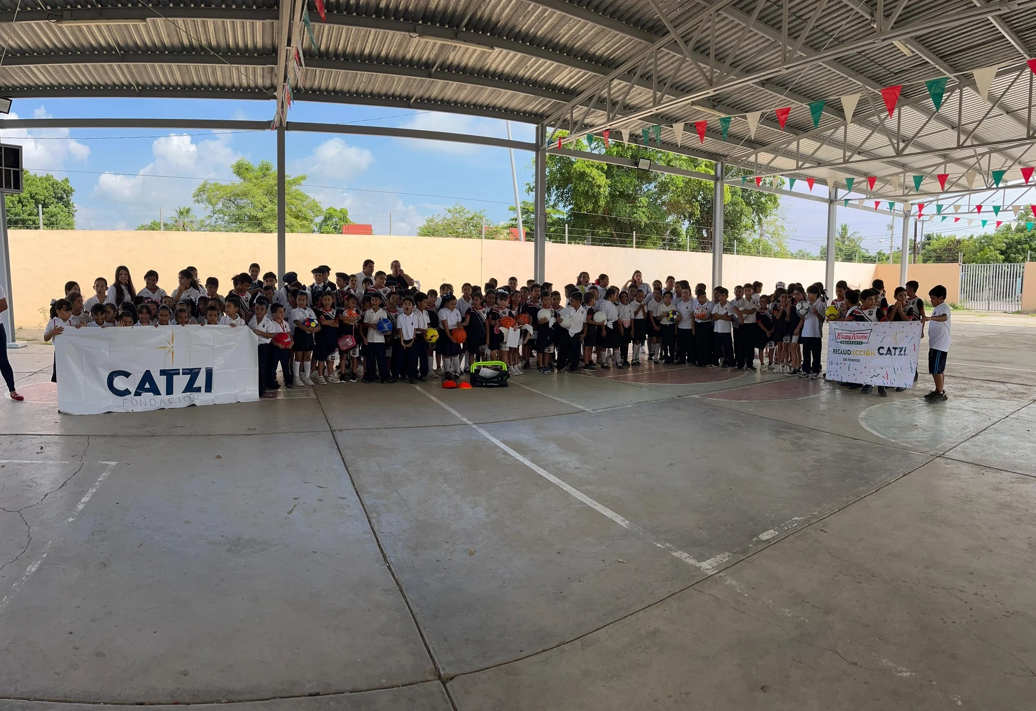 Ampliar imagen: donaciones a escuelas de la Fundación Catzi