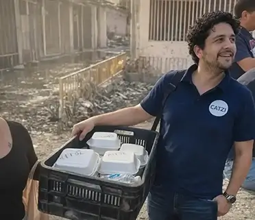 Voluntarios de Fundación Catzi entregando apoyo comunitario